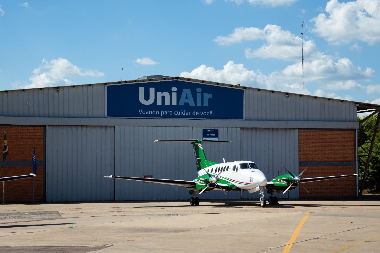 King Air da UniAir no pátio, em frente ao hangar da empresa